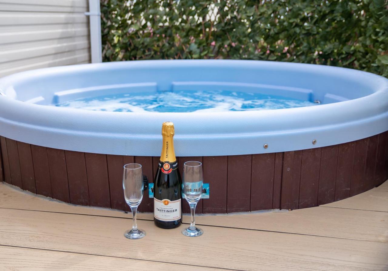 Luxury Lancaster Lodge - The Best Hot Tub Getaway! Таттершелл Екстер'єр фото