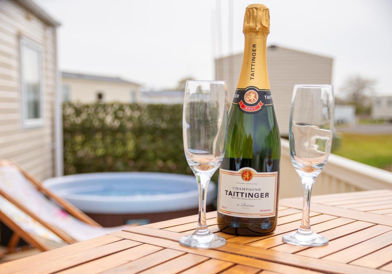 Luxury Lancaster Lodge - The Best Hot Tub Getaway! Таттершелл Екстер'єр фото