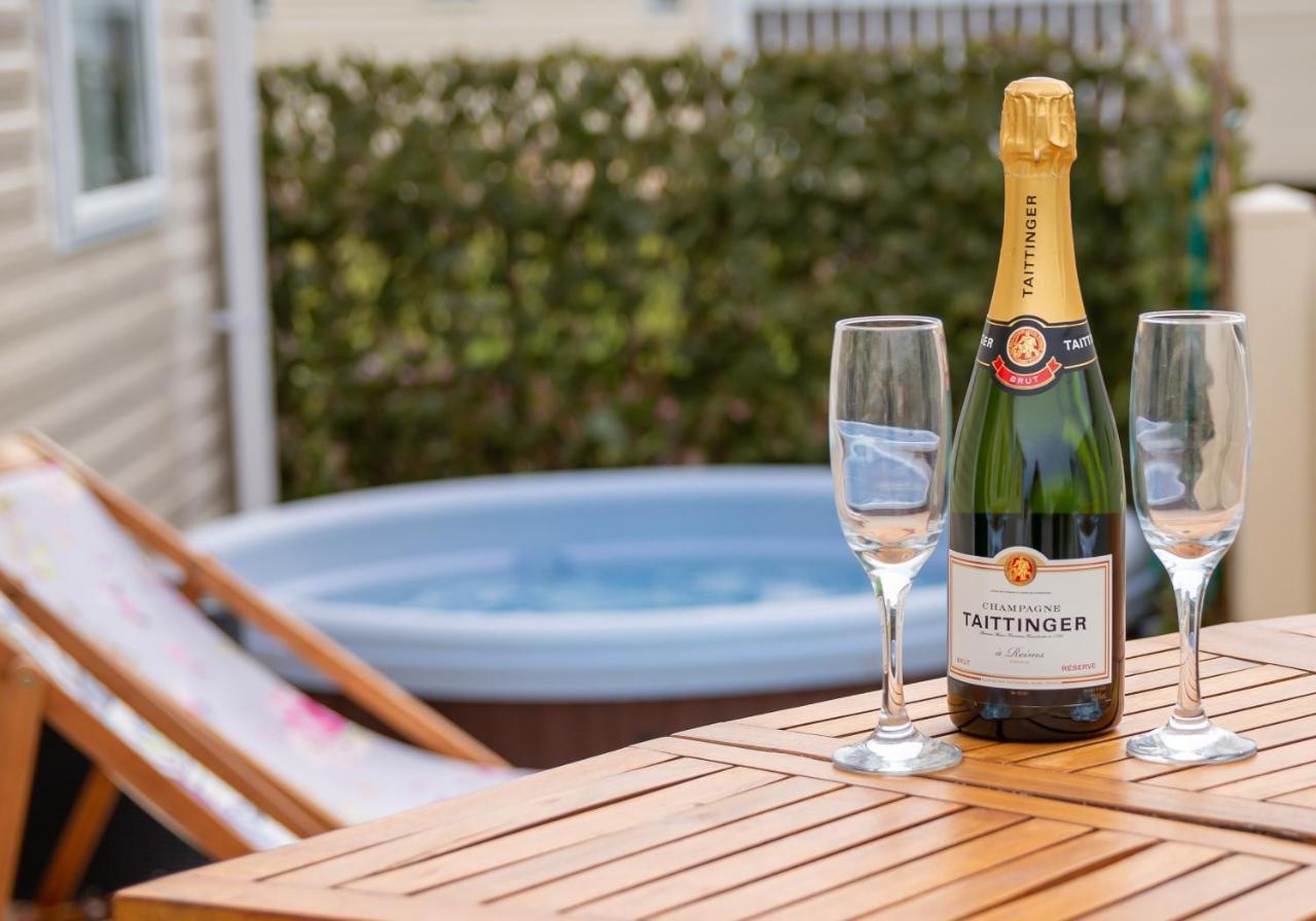 Luxury Lancaster Lodge - The Best Hot Tub Getaway! Таттершелл Екстер'єр фото