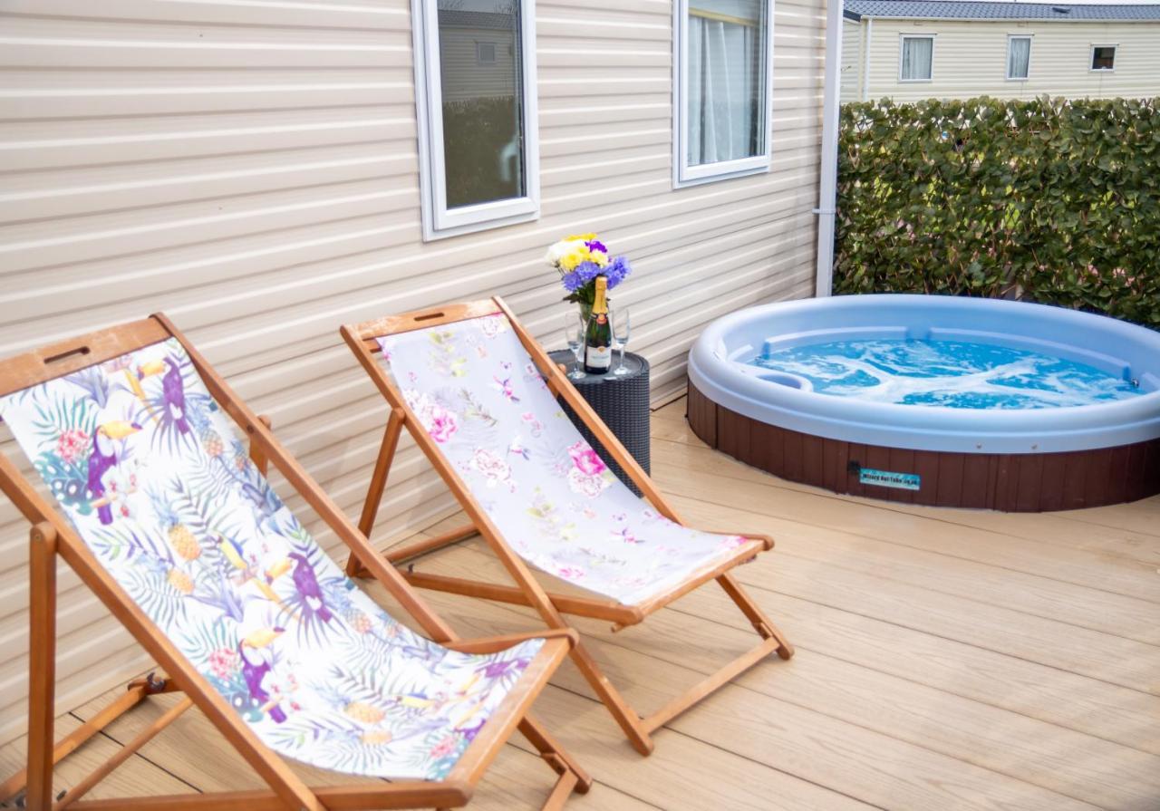 Luxury Lancaster Lodge - The Best Hot Tub Getaway! Таттершелл Екстер'єр фото